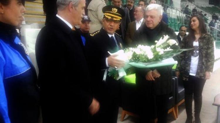 Başkan Ali Aydan, Emniyet Müdürüne plaket ve çiçek