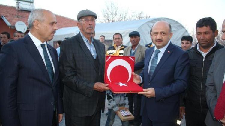 Bakan Işıktan Ömer Halisdemir’in ailesine taziye ziyareti