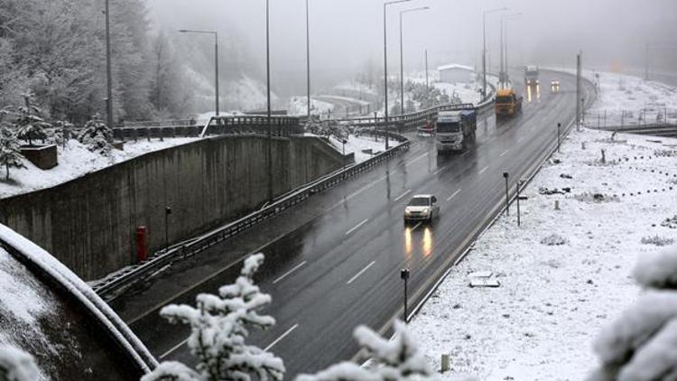 Hava şaşırttı... Boluda kar yolları kapattı