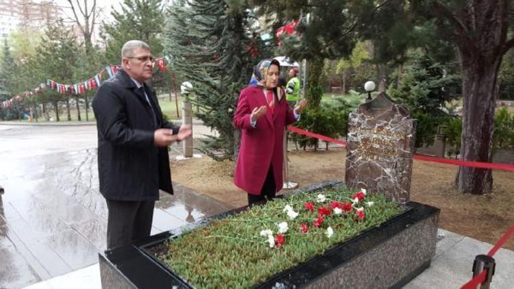 Meral Akşener Türkeşin kabrini ziyaret etti