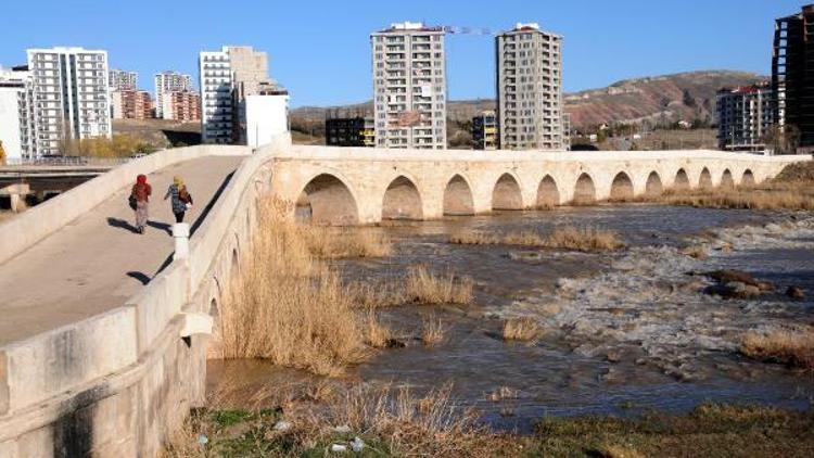 800 yıllık tarihi köprü neden Eğri bilen yok