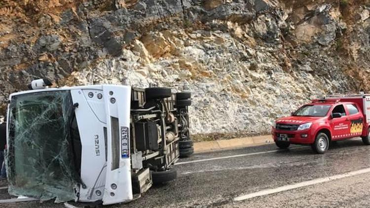 Mersinde çevik kuvvet otobüsü devrildi: 9 yaralı