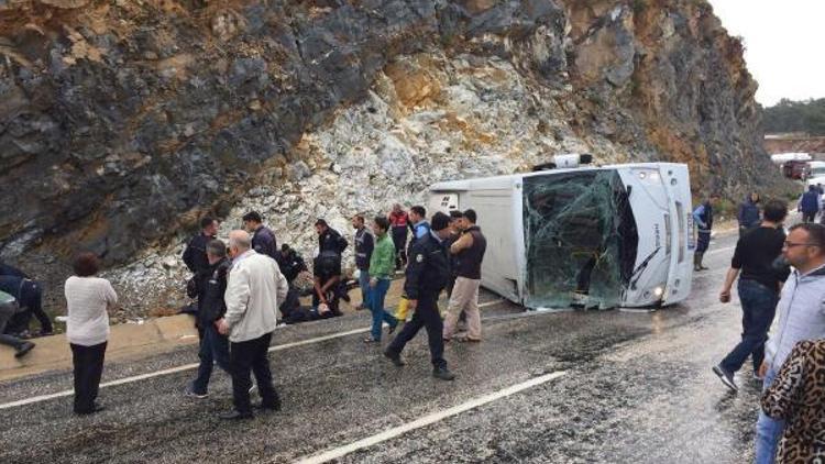 Çevik Kuvvet otobüsü devrildi; 9 polis yaralandı