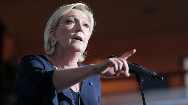 Le Pen’in seçim toplantısında kavga