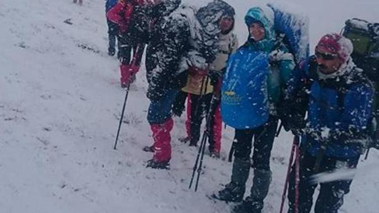 Kar ve fırtınaya karşı 23 dağcı Süphan Dağına  zirve yaptı