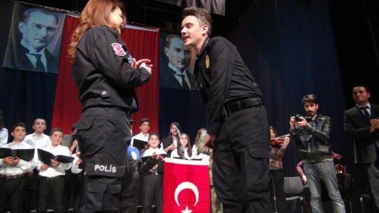 Polis günü kutlamasında sahnede evlenme teklifi