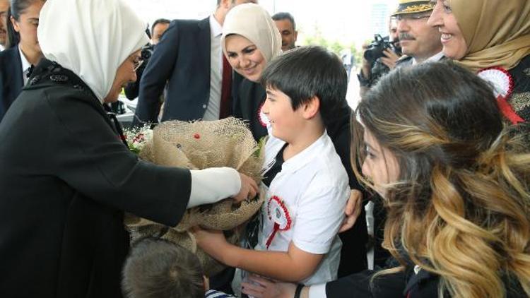 Emine Erdoğan, emniyet mensubu ve şehit aileleriyle buluştu