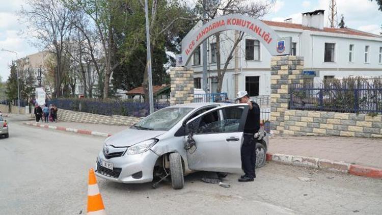 Kaldırımda yürüyen anneanne ve torununa otomobil çarptı