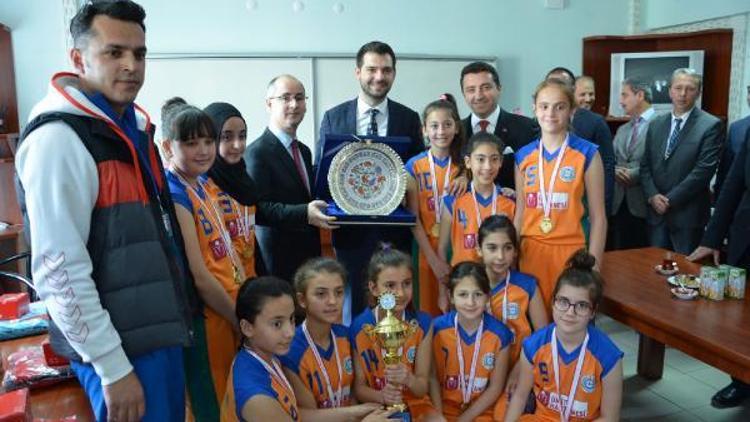 Bakan Yardımcısı Boynukalından Bozüyüklü basketbolcu kızlara moral ziyareti