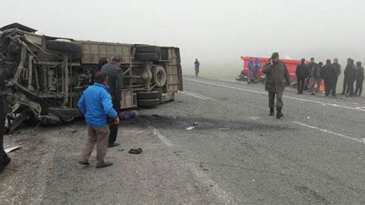 Öğrenci servisi TIR’a çarptı: 1 ölü, 11 yaralı