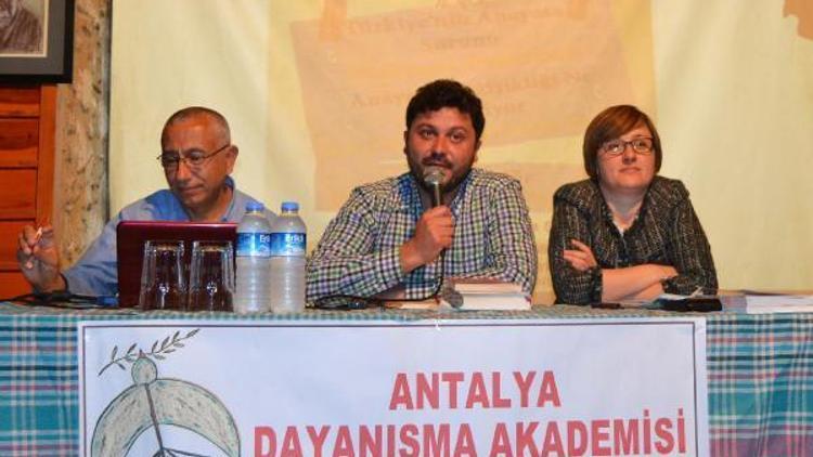 İhraç edilen akademisyenler anayasa değişikliğini anlattı