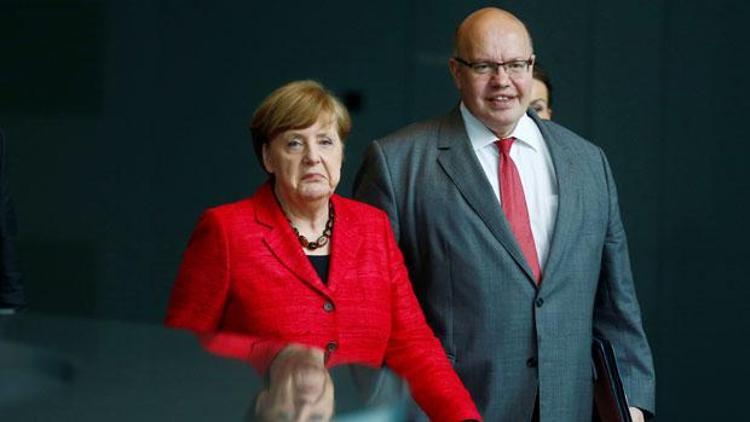 Merkel’in sağ koluna ‘İstifa etsin’ baskısı