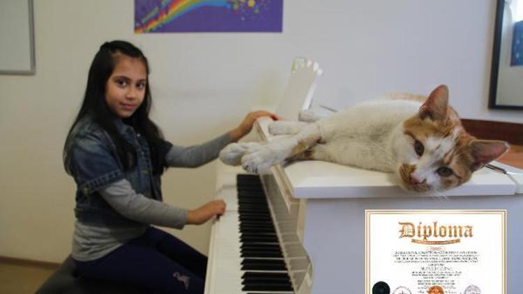 7 yaşındaki Arya, Paris’ten müzik ödülüyle döndü