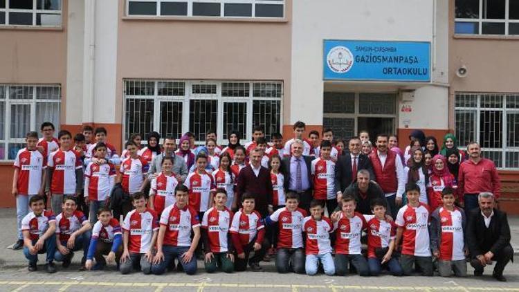 80 adet Samsunspor forması öğrencilere dağıtıldı