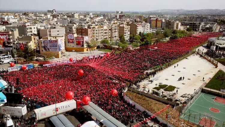 Erdoğan: Hiçbir terör örgütünün sınırlarımızın dibinde bayrak sallamasına izin veremeyiz