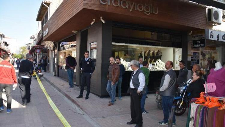 Akhisar Kuyumcular Derneği Başkanına silahlı saldırı: 2 yaralı