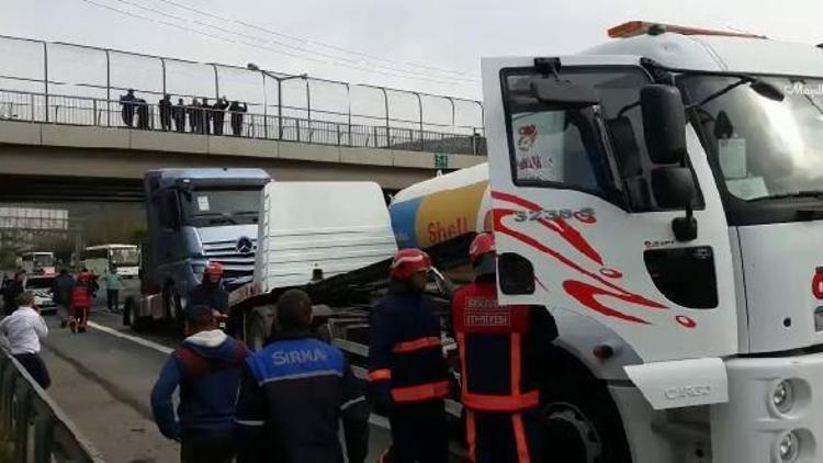 Lastiği patlayan TIRı çekiciye yüklerken tankerin altında kalıp öldü