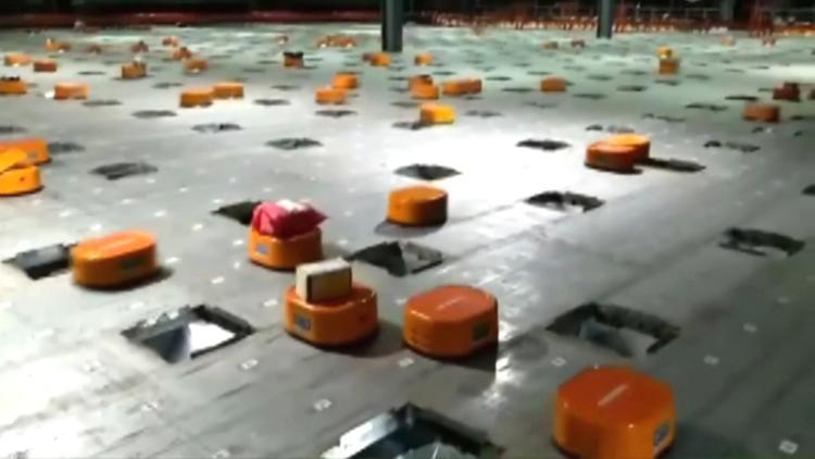 Geliyorlar İşte fabrika çalışanlarını işsiz bırakan kargo robotlarının akılalmaz performansı