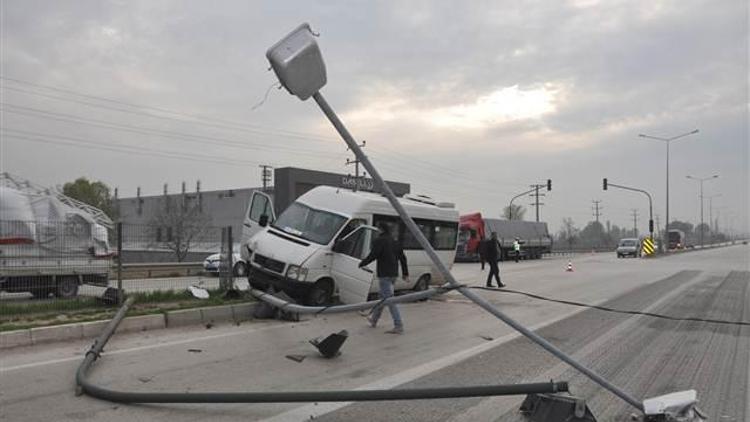 İnegölde servis aracına TIR çarptı: 15 yaralı