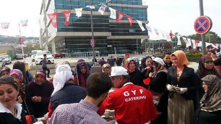 AK Parti Bigada ‘Evet’ lokması dağıttı