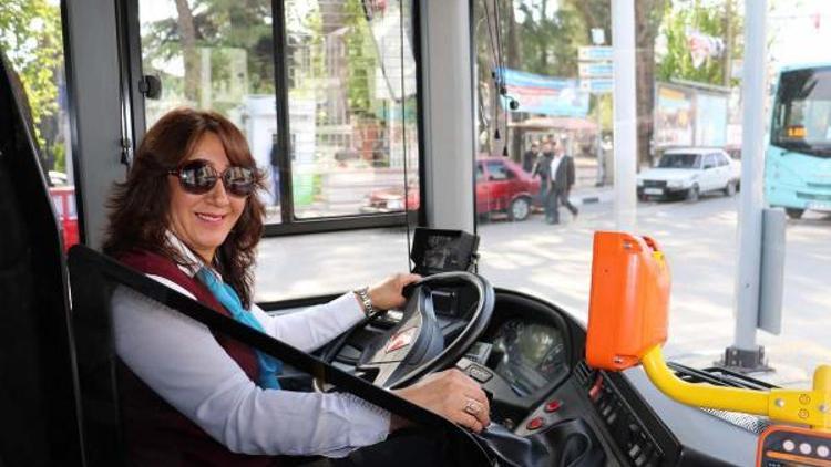 Kadın halk otobüsü şoförü rahatsızlanan yolcusunu hastaneye yetiştirdi