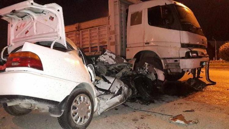 Kavşakta, kamyon otomobili biçti 1 ölü