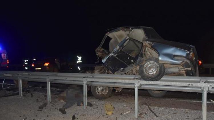 Ters yola giren ehliyetsiz sürücü öldü, diğer otomobilde 3 kişi yaralandı