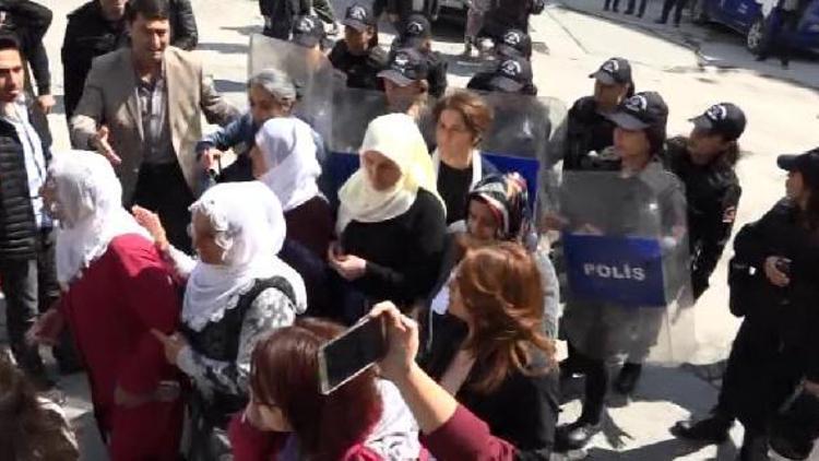 Beyoğlunda eylem yapmak isteyen kadınları ,polis kalkanlarla iterek uzaklaştırdı