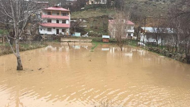 Gümüşhane’de sağanak yağış : Dere taştı, Pirahmet köyünde 4 ev boşalıldı