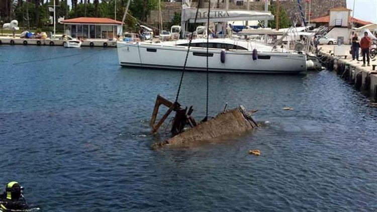 Barınakta batan kaçak teknesi denizden çıkarıldı
