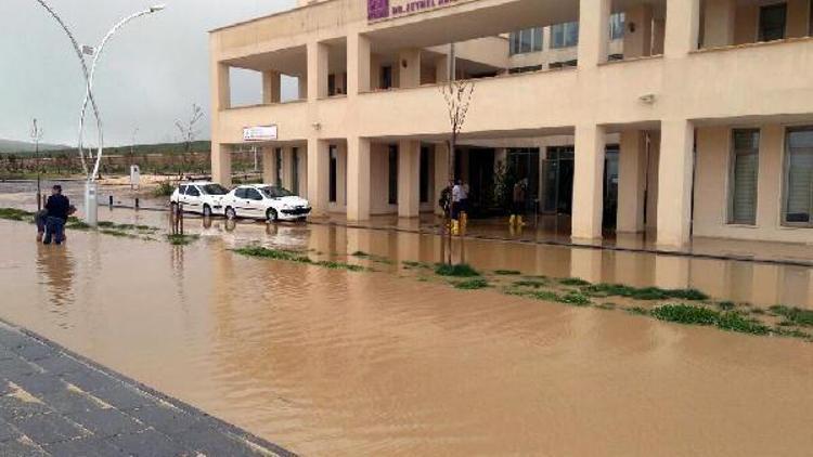 Mardinde fakülte binasını sel suları bastı