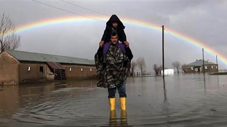 Yüksekova’da dere taşınca köy sular altında kaldı