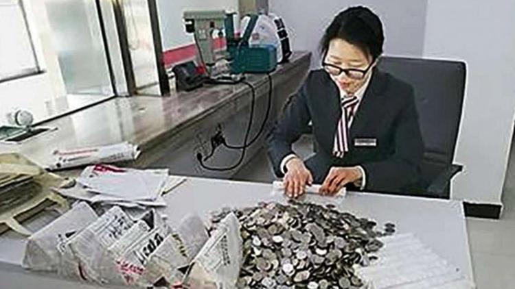 Çinli 2.5 ton ağırlığında bozuk parayla bankaya girdi