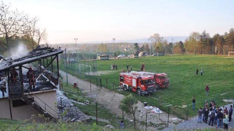 Futbol sahasının soyunma odaları yandı