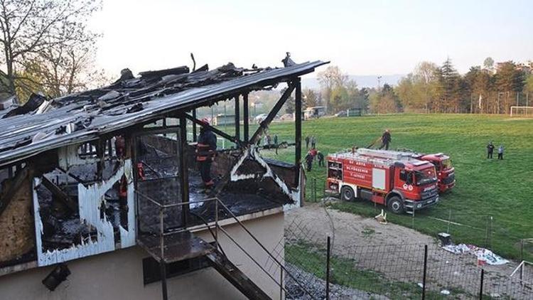 Futbol sahasının soyunma odaları yandı