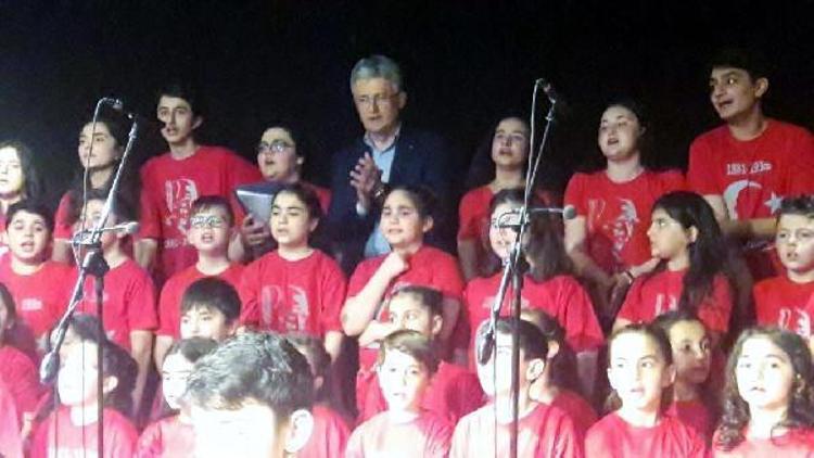 Başkan Ellibeş, çocuklarla türkü söyledi