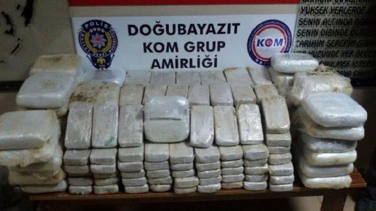 Polis, kayalıkların arasında 160 kilo eroin buldu