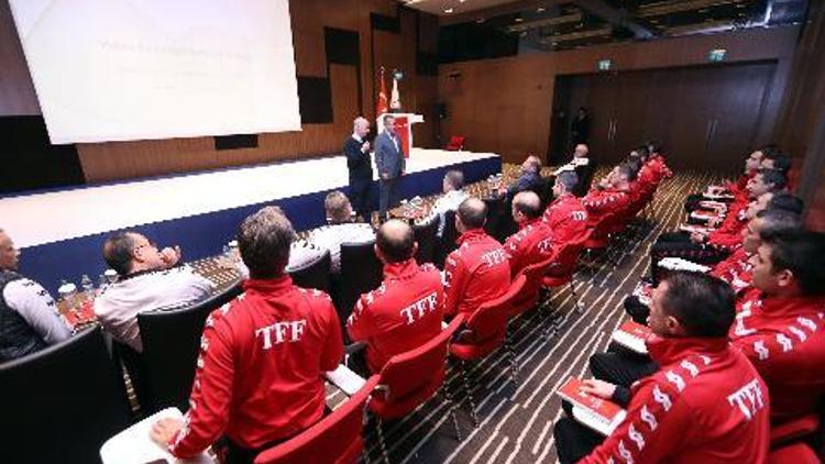 IFAB Direktörü David Elleray, hakemlere VARı anlattı
