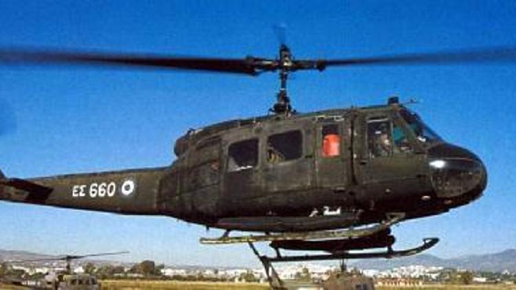 Yunanistanda içinde beş kişi bulunan askeri helikopter düştü (2)