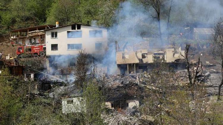 Artvin Ortaköy’de yangın: 6 binadaki 14 daire yandı