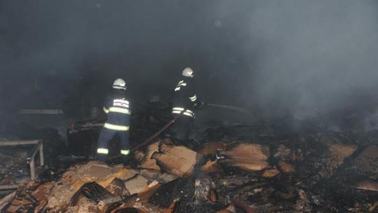 Eskişehirde kağıt fabrikasındaki yangını itfaiye ekipleri söndürdü