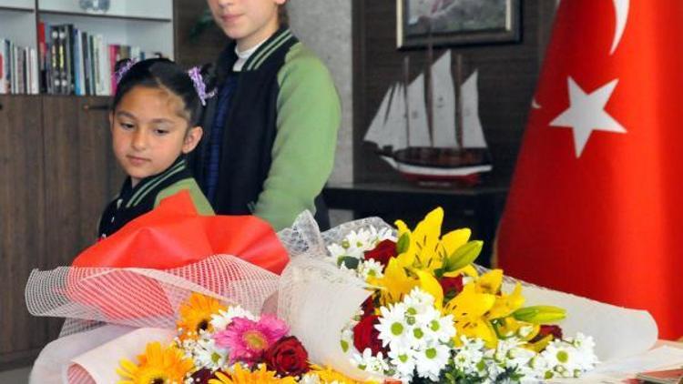 Bitlis Valisi Ahmet Çınar, koltuğunu çocuklara bıraktı