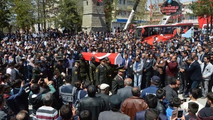 Şehit astsubay Karamanı 10 bin kişi uğurladı