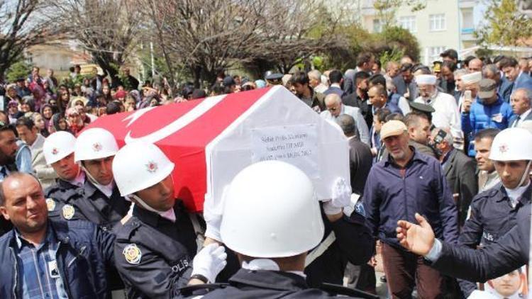 Şehit polis Demirin oğlu: Bu şehit babamın sevinç gözyaşları