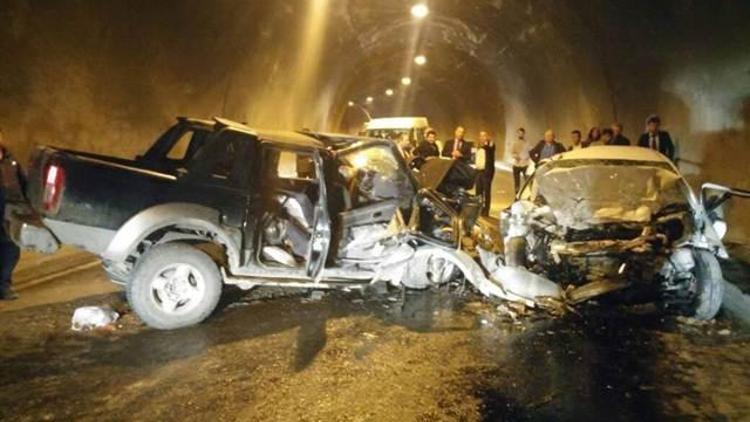 Artvinde tünelde trafik kazası: 3 ölü, 3 yaralı