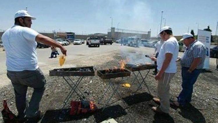 Açlık grevi yapan cezaevinin önünde mangal yaptılar