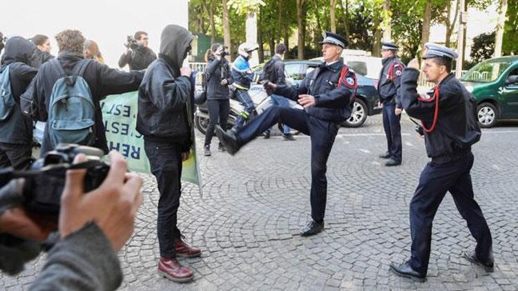 Paris’te liseliler cumhurbaşkanlığı seçimini protesto etti