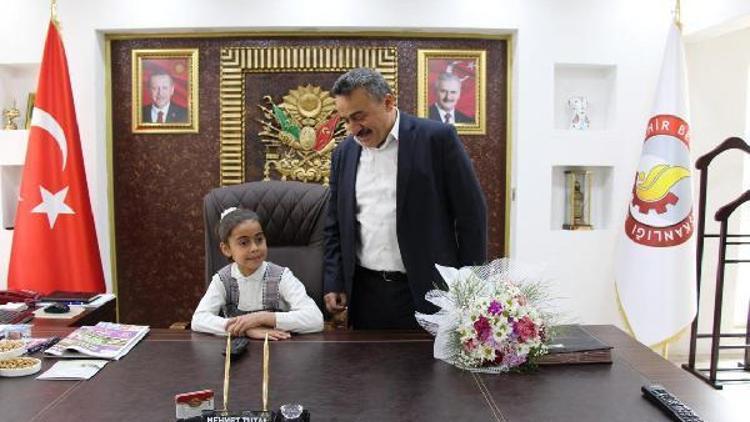 Temsili Belediye Başkanı Zeynep Uçar, makam koltuğuna oturdu