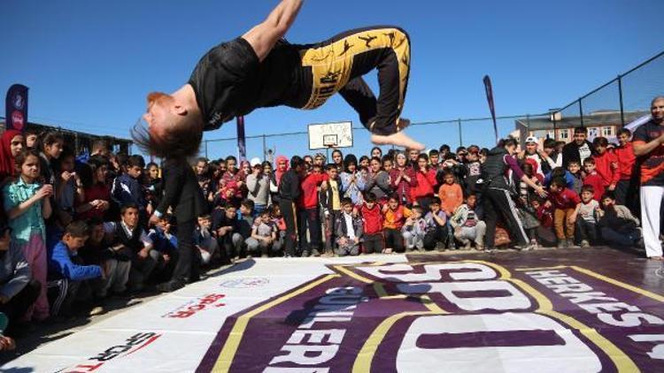 Doğu ve Güneydoğuda capoeira yaptı