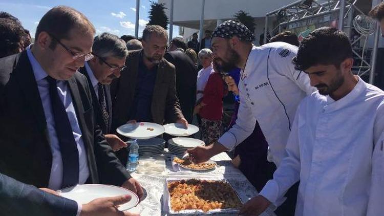 Zilede turizm öğrencilerinden yöresel yemek ikramı